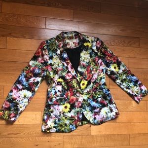 Brilliant blazer! Flowers galore!! 🌼🌱🌸🌹🌿